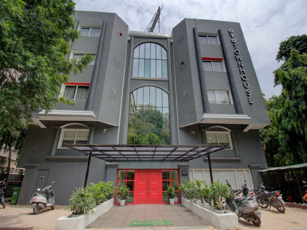 Отель Oyo Townhouse 150 Shreyas Colony Ахмедабад Экстерьер фото