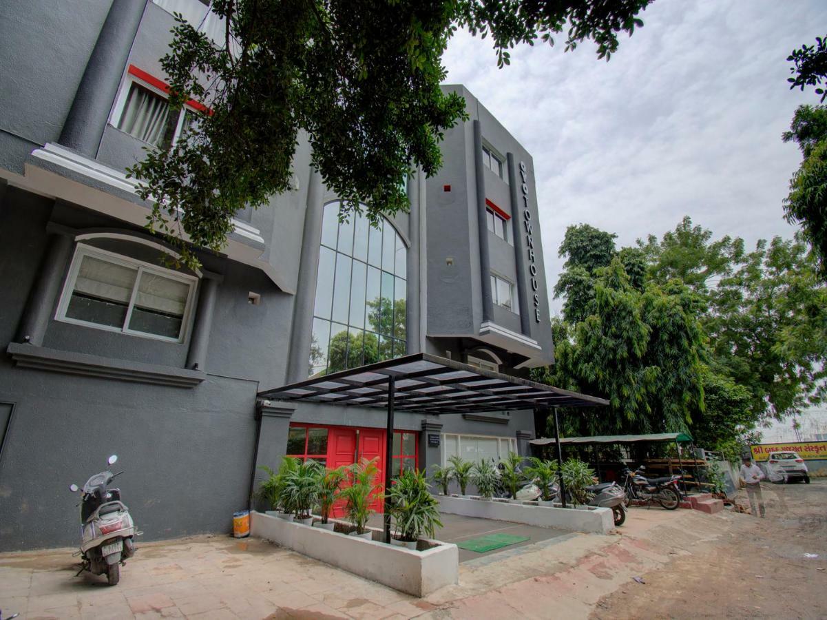 Отель Oyo Townhouse 150 Shreyas Colony Ахмедабад Экстерьер фото